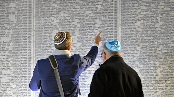 Auf 160 Steinelementen sind die Namen von 64.440 in der NS-Zeit ermordeten österreichischen Jüdinnen und Juden eingemeißelt.
