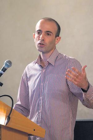 Yuval Noah Harari. Der 1976 in Haifa geborene Historiker lehrt an der Hebräischen Universität Jerusalem., Foto: Wikipedia; Shutterstock