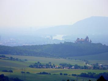 Blick ins Donautal über die Burg Kreuzenstein