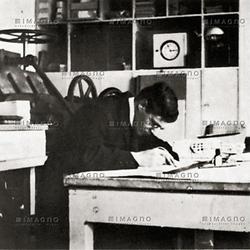 Carl Otto Czeschka in der Buchbinderwerkstätte der Wiener Werkstätte. Photograhie. 1906., © IMAGNO/Austrian Archives