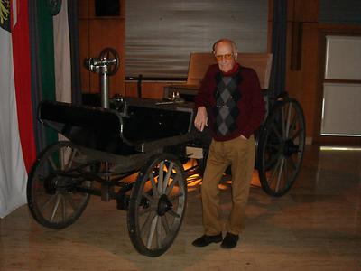 Peter Malek ( 1939 – 2014) , der Initiator des Projekts, mit „seinem“ Marcus Wagen in Steyr