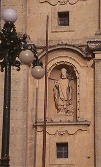 Barocke Skulptur an der Kirchenfassade