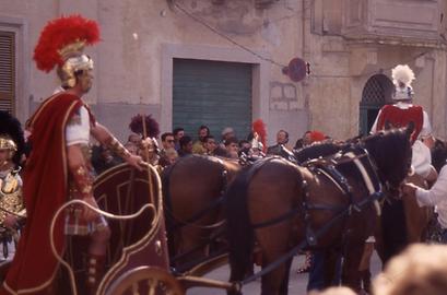 Prunkstück der Prozession, ein römischer Streitwagen