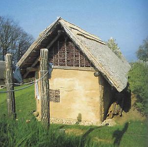 Freilichtmuseum Kulm-Keltendorf: Kupferzeitliches Haus mit lehmverputzten Flechtwänden., © Hilde und Willi Senft