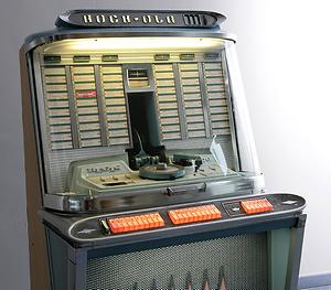Jukebox: Die Popmaschine schlechthin, hier eine Sechzigerjahre Rock-Ola – (Foto: Museum für Energiegeschichte(n), Creative Commons)