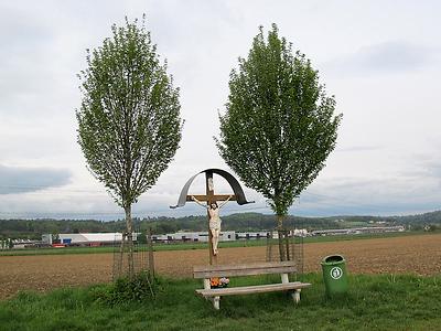 Urscha: Sogenannte Begleitbäume flankieren das Kruzifix und ohne Mistkübel geht’s anscheinnd nicht. (Foto: Martin Krusche)
