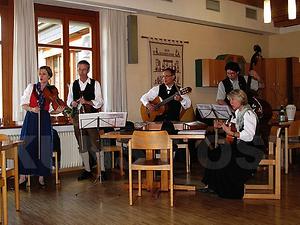 Christian Nell (Mitte) zählt in wechselnden Formationen zur traditionellen Volksmusik Österreichs. (Foto: Martin Krusche)