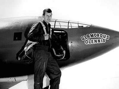 Chuck Yeager war der erste Pilot, der die Schallmauer durchbrach und das überlebte.