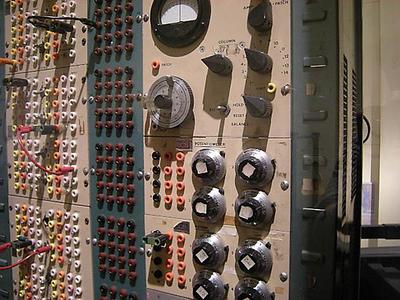 Steckfeld und Potentiometer eines Analogrechners bei Boeing, Anfang der 1950er Jahre. (Foto: Joe Mabel, GNU Lizenz)
