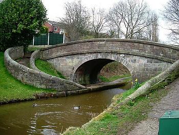 Brücke #76 des britischen Macclesfield Canal. (Foto: Ray Folwell, CC BY-SA 2.0)