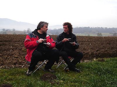 Rückblick: Martin Krusche (links) und Erwin Fiala mit türkischem Kaffee am Rande eines oststeirischen Ackers. (Foto: Mirjana Peitler-Selakov)