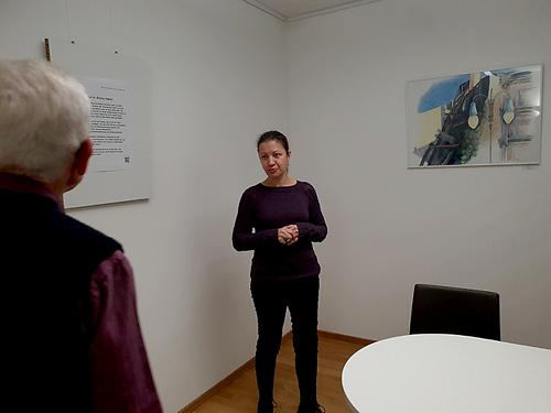 Monika Lafer führt durch die Ausstellung