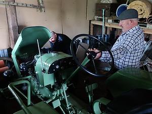 Gottfried und Karl Lagler am Hatz-Traktor: die Maschine lief ansatzlos. (Foto: Martin Krusche)