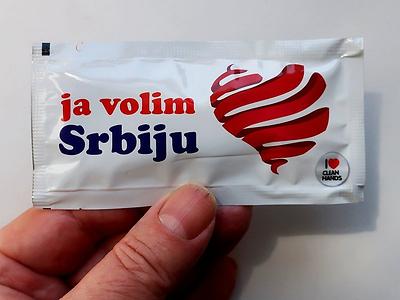 ein produkt, das in kombination „ich liebe serbien“ und „ich liebe saubere hände“ anbietet, könnte man für den coup einer lustigen opposition halten.