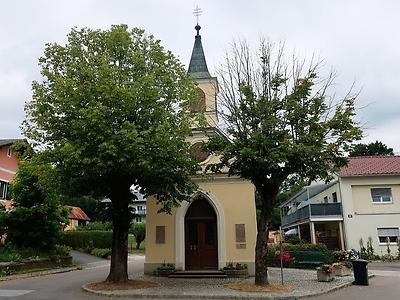 GLD051: Die Kapelle gegenüber dem Gemeindezentrum Laßnitztal mit zwei Begleitbäumen.
