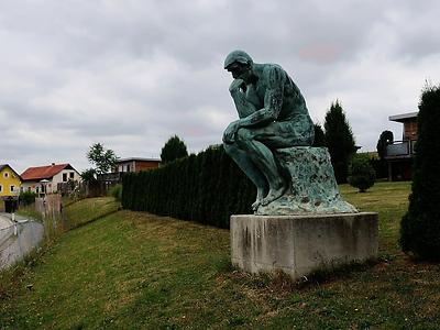 GLD057: Der Denker beim Europaberg, eine Paraphrase des Werkes von Auguste Rodin aus dem 19. Jahrhundert.