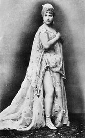 Österreichische Schauspielerin und Sängerin Marie Geistinger als Schöne Helena der Wiener Erstaufführung im Theater an der Wien (März 1865), Fotografie