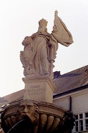 Leopoldibrunnen, Statue des Hl. Leopold III. von Österreich