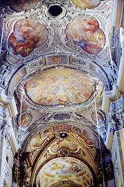 Stiftskirche, Langhaus, imposante Stuckdecke mit Freskenfeldern