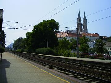 Blick vom Bahnhof Klosterneuburg/Kierling auf die imposante Klosteranlage