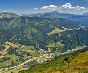 Tiefblick nach Wald am Schoberpass sowie Fernblick zu den Eisenerzer Alpen und zum Hochschwab