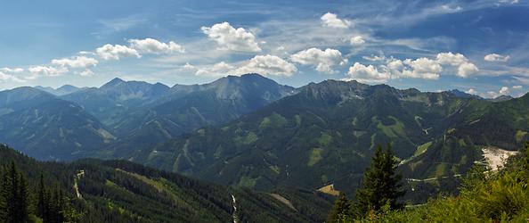 Blickrichtung Seckauer Alpen: Hochreichart, Geierhaupt und Kerschkern (von links)