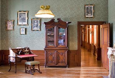 Das Arbeitszimmer, das der nicht mehr regierende Kaiser Karl I. im Schloss Eckartsau im Winter 1918/1919 benutzte., Foto: H. Sallmutter. Aus: Wikicommons unter CC 