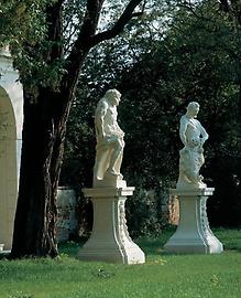 Antikisierende Skulpturen im Schlosspark Grafenegg. Photographie. 2000., © IMAGNO/Gerhard Trumler