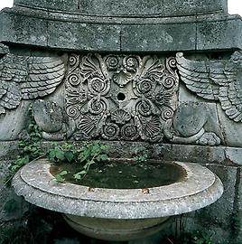 Steinernes Wasserbecken als architektonisches Detail im Schlosspark von Grafenegg. Photographie. 2000., © IMAGNO/Gerhard Trumler