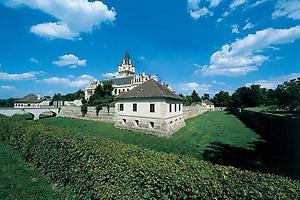 Die Vorwerke von Schloss Grafenegg ragen weit in den umgebenden Park hinein. Niederösterreich. Photographie. 2000., © IMAGNO/Gerhard Trumler