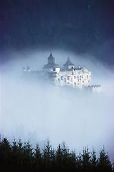 Hohenwerfen. Das Bild zeigt einen Blick auf die Burg im Nebel. Salzburg. Photographie., Foto: © IMAGNO/ÖNB/Harry Weber