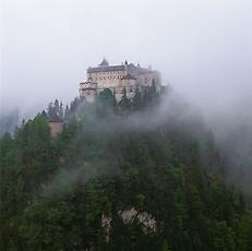 Burg Hohenwerfen (Salzburg) im Nebel. Photographie um 1985., Foto: © IMAGNO/Franz Hubmann