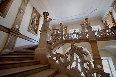 Treppenhaus im Schloss Mirabell, Foto: Andrew Bossi. Aus: WikiCommons unter CC 