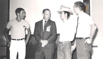 Jojo Lederbauer (links) mit einem Freund und den Astronauten Edgar Mitchell und Owen K. Garriott