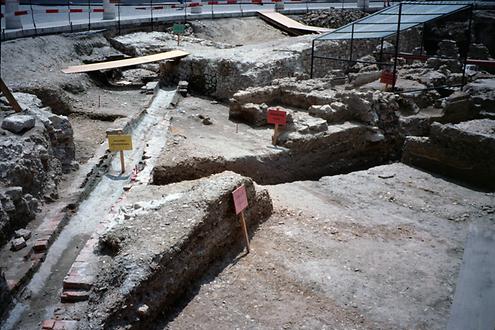 Der Abschnitt der archäologisch untersuchten Fläche, in der man einen Teil einer römerzeitlichen Straße freilegte. Dahinter fand man ein römisches Haus, das zum Teil mit Fußbodenheizung ausgestattet war