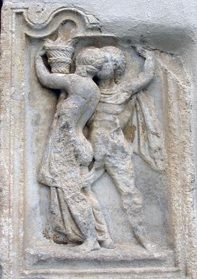 Auf dieser Grabstele aus Flavia Solva nimmt offenbar ein Liebespaar für immer Abschied. Auch bei diesem Hochrelief wurden leider vortretende Teile der Skulpturen abgeflacht