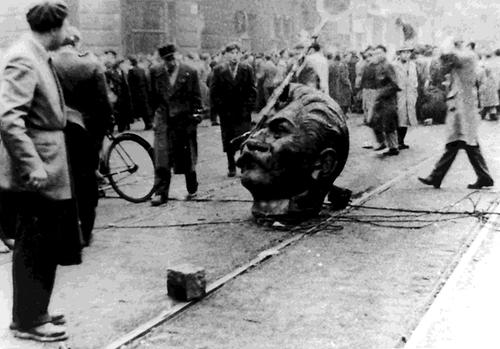 In Ungarn wurden während des Aufstands 1956 Stalin-Statuen umgestürzt. Wien hielt eisern an der Gedenktafel für den Diktator fest