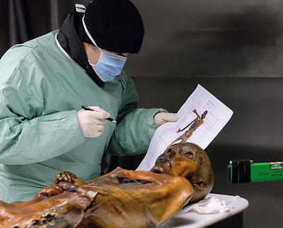 Noch lange nicht ausgeforscht: Die Mumie des 'Ötzi' wird in Sudtirol untersucht