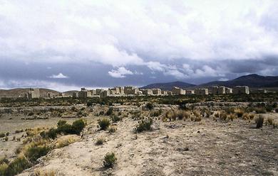 Die Chullpas von Culli Culli auf dem Altiplano in Bolivien sidn Grabtürme aus Lehmziegeln. Sie formen eine Totenstadt. Alle Bauten haben Scheingewölbe und schlichte Flachdächer.