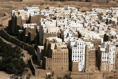 Form und Konstruktion der Lehmhochhäuser von Shibam im südlichen Jemen gehen auf eine wohl zweitausendjährige Bautradition zurück. Hier sind die Decken aus Palmenholz konstruiert, und die Dachlandschaft wird von mit Lehm gedichteten Dachterassen bestimmt.
