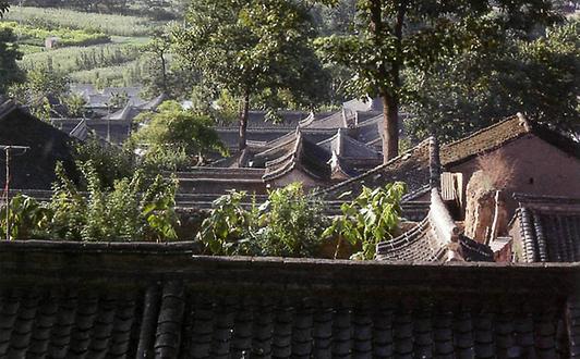 Südlich von Tianshui in China hat sich eine kleine Siedlung mit geschlossener Dachlandschaft (ziegelgedeckte Dächer mit den für weite Teile Chinas fürher so typischen geschwungenen Satteldächern) erhalten.