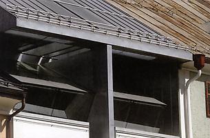 Abb.2 - Detail, das die Übernahme der unterschiedlichen angrenzenden Dachflächen in die Gestaltung des Neubaues zeigt., Foto: A. Scheucher