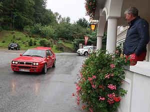 Der Bräutigam kommt im rasanten Lancia Delta integrale an. (Foto: Martin Krusche)