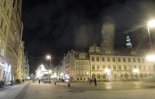 Breslaus Rynek (Ring), ein riesiger Platz im Zentrum der Stadt, bei Nacht.