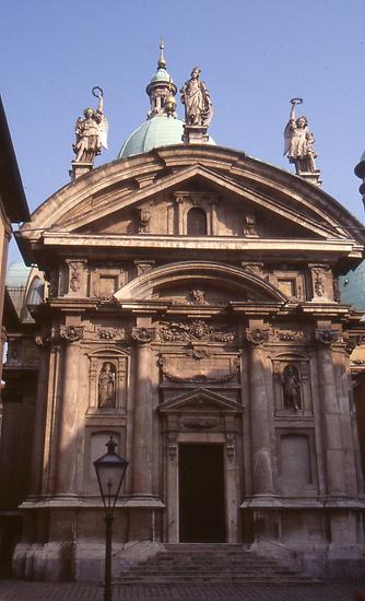 Wie ein gespannter Bogen wirkt die Fassade dieses der hl. Katharina geweihten Baues im Übergang von Manierismus zum Barock.