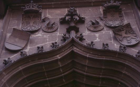 Am Westportal stehen die Wappenschilde für das Reich und Portugal für den Kaiser und seine Gattin, der Bindenschild für Österreich und der Wappenpanther für das Herzogtum Steiermark. Die Datierung 1456 gibt die Entstehung des Portals an.