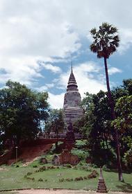 Das Wat Phnom auf einem künstlichen Hügel.