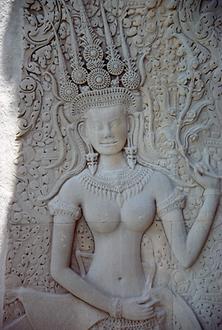 Eine Apsara, himmlische Tänzerin, in Angkor Wat.