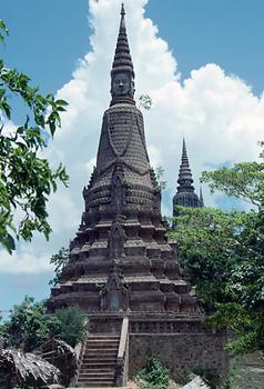 Zwei Stupas der Königgräber von Udong.
