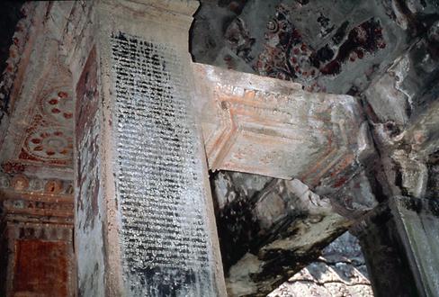 Manche Pfeiler im Innern sich dicht überzogen mit Inschriften.